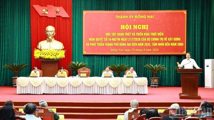 Đồng chí Vũ Hồng Văn, Ủy viên Trung ương Đảng, Bí thư Thành ủy, Trưởng Đoàn đại biểu Quốc hội thành phố Đồng Nai phát biểu kết luận hội nghị.