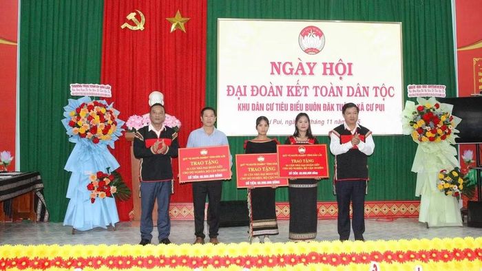Các đồng chí Thường trực Tỉnh ủy Đắk Lắk trao tặng nhà Đại đoàn kết cho các hộ nghèo, hộ cận nghèo xã Cư Pui tại Ngày hội Đại đoàn kết toàn dân tộc xã Cư Pui năm 2025. (Ảnh: CTV)