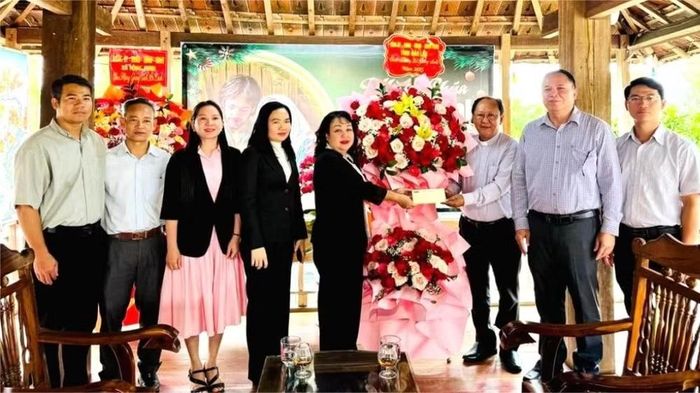 Đoàn công tác của Tỉnh ủy Đắk Lắk thăm, tặng quà các Giáo xứ trên địa bàn tỉnh trong dịp Noel năm 2025. (Ảnh: CTV)
