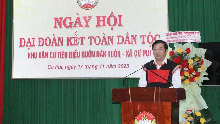 Đồng chí Lương Nguyễn Minh Triết, Ủy viên Trung ương Đảng, Bí thư Tỉnh ủy Đắk Lắk, Trưởng đoàn đại biểu Quốc hội tỉnh Đắk Lắk dự và phát biểu tại Ngày hội Đại đoàn kết toàn dân tộc xã Cư Pui năm 2025. (Ảnh: CTV)