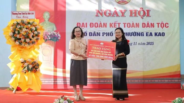 Đại diện "Quỹ Vì người nghèo" tỉnh Đắk Lắk trao tặng nhà Đại đoàn kết cho hộ nghèo phường Ea Kao. (Ảnh: CTV)