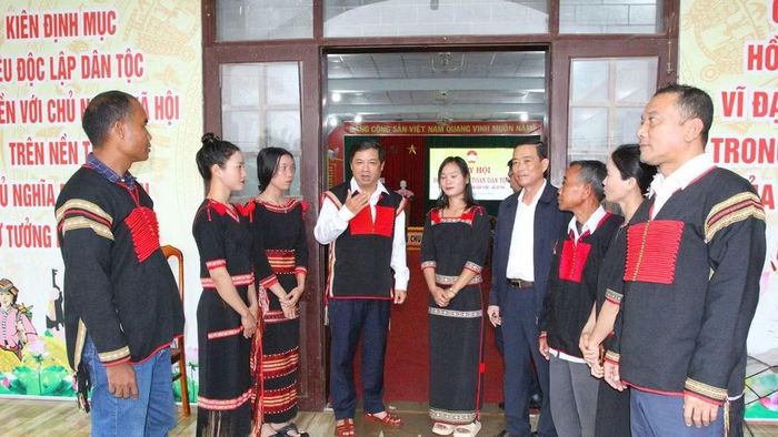 Đồng chí Lương Nguyễn Minh Triết, Ủy viên Trung ương Đảng, Bí thư Tỉnh ủy Đắk Lắk, Trưởng đoàn đại biểu Quốc hội tỉnh Đắk Lắk (người đứng thứ 4 từ trái sang) thăm, động viên đồng bào dân tộc thiểu số xã Cư Pui. (Ảnh: Nguyễn Công Lý)
