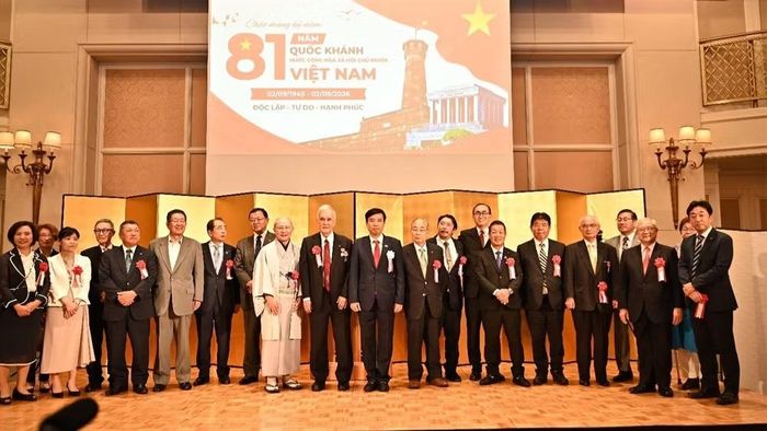 Tổng Lãnh sự Nguyễn Trường Sơn và lãnh đạo các địa phương vùng Kansai tham dự buổi lễ. (Ảnh: Tổng Lãnh sự quán Việt Nam tại Osaka)