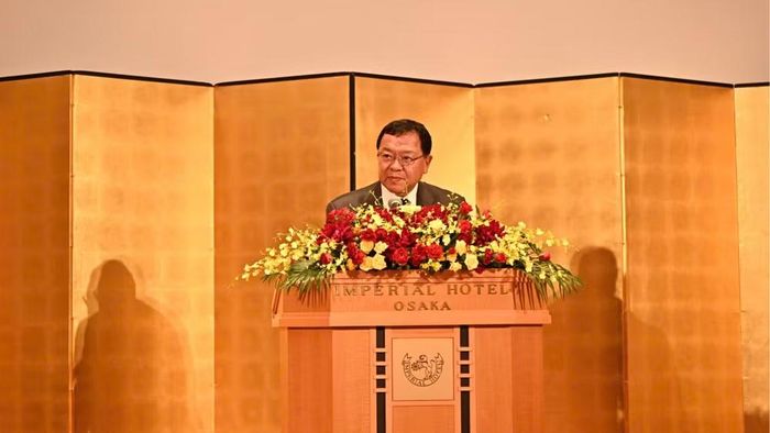 Phó Thống đốc Osaka Morioka Takekazu đọc thư của Thống đốc Osaka Yoshimura Hirofumi chúc mừng Quốc khánh Việt Nam. (Ảnh: Tổng Lãnh sự quán Việt Nam tại Osaka)