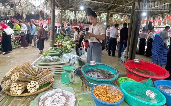 Các sản phẩm như măng lay, nhộng ong đất, nhộng tằm sắn và cá sông Đà... cũng được mang đến bán tại chợ phiên Muổi Nọi. (Ảnh: QUỲNH LIÊN)