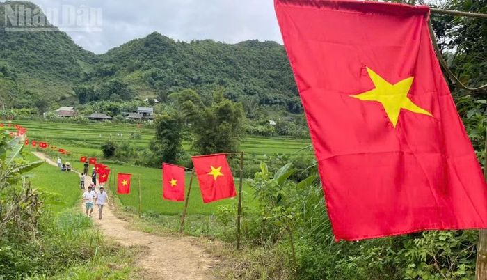 Cùng với các gian hàng bày bán những sản vật địa phương, trong khuôn khổ chợ phiên Muổi Nọi còn được bố trí những khu vực để du khách trải nghiệm, check-in với đường cờ Tổ quốc rực rỡ. (Ảnh: QUỐC TUẤN)