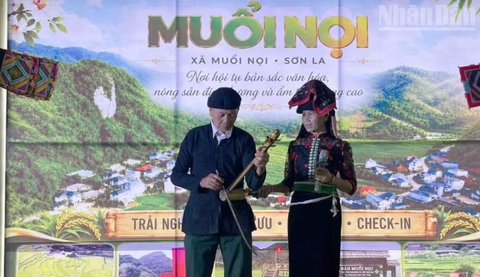 Du khách còn được thưởng thức những nét văn hóa, văn nghệ của đồng bào dân tộc Thái do chính các nghệ nhân biểu diễn. (Ảnh: QUỐC TUẤN)