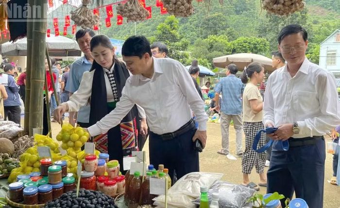 Chợ phiên xã Muổi Nọi được tổ chức tại khu vực ngã ba Muổi Nọi với chủ đề “Nơi hội tụ bản sắc văn hóa, nông sản địa phương và ẩm thực vùng cao”. (Ảnh: QUỐC TUẤN)
