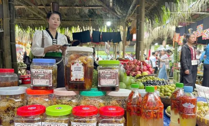 Cùng các sản vật của địa phương, tại các gian hàng của chợ phiên﻿ Muổi Nọi cũng được bày bán nhiều mật ong rừng. (Ảnh: QUỐC TUẤN)