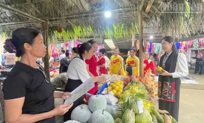 Tại chợ phiên xã Muổi Nọi, các sản phẩm hoa quả của địa phương cũng được bày bán nhiều. (Ảnh: QUỲNH LIÊN)