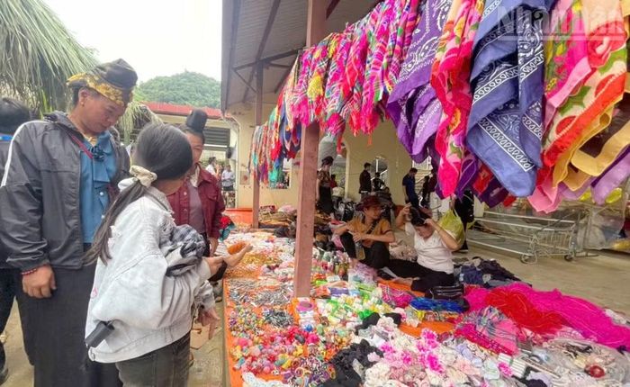 Một trong những mặt hàng không thể thiếu tại chợ phiên xã Muổi Nọi là các mặt hàng khăn thổ cẩm cùng các mặt hàng trang sức. (Ảnh: QUỐC TUẤN)