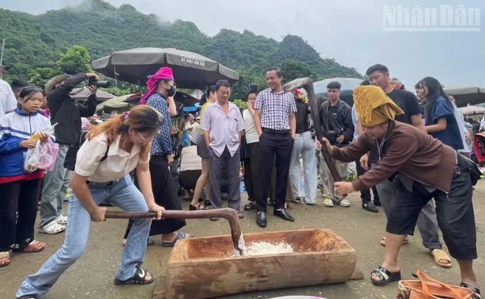 Cùng với các trải nghiệm văn hóa, văn nghệ, du khách còn được tham gia giã bánh dày ngay tại chợ phiên Muổi Nọi. (Ảnh: QUỲNH LIÊN)