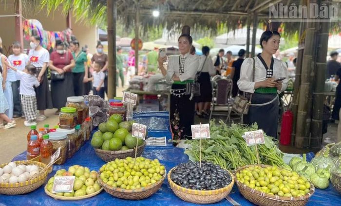 Nhiều sản phẩm đặc trưng của địa phương được các bản mang ra bày bán tại chợ phiên xã Muổi Nọi. (Ảnh: QUỲNH LIÊN)
