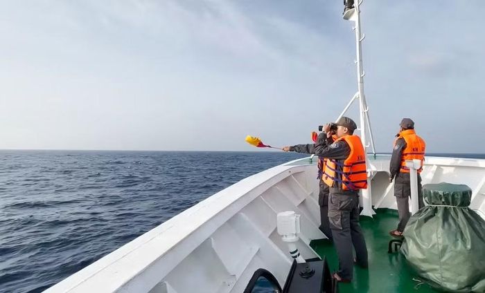 Tàu 472 tiếp tục ra hiện trường tìm kiếm những ngư dân chưa liên lạc được.
