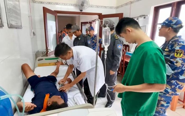 Khám sức khỏe cho ngư dân bị nạn ở Trung tâm y tế Trường Sa.