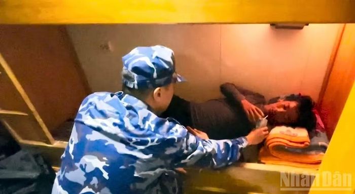 Cán bộ tàu 472 chăm sóc sức khỏe cho ngư dân gặp nạn. (Ảnh: Cảnh sát biển cung cấp)