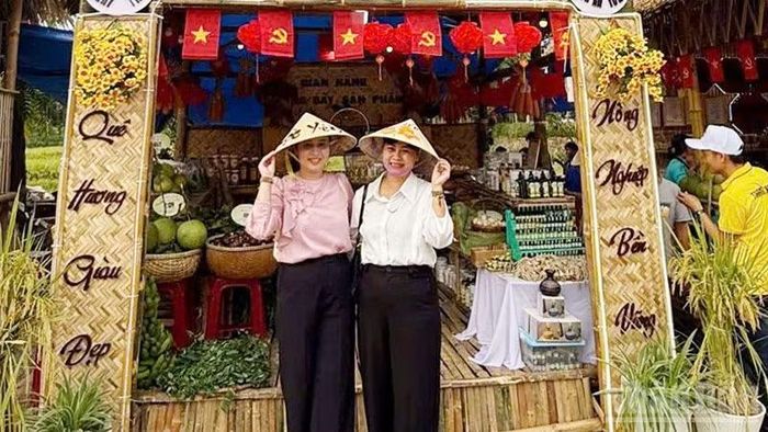 Chợ quê Lộc Yên với những sản vật quê, hương vị truyền thống sẵn sàng cho người dân và du khách trải nghiệm. (Ảnh: Thạnh Bình)