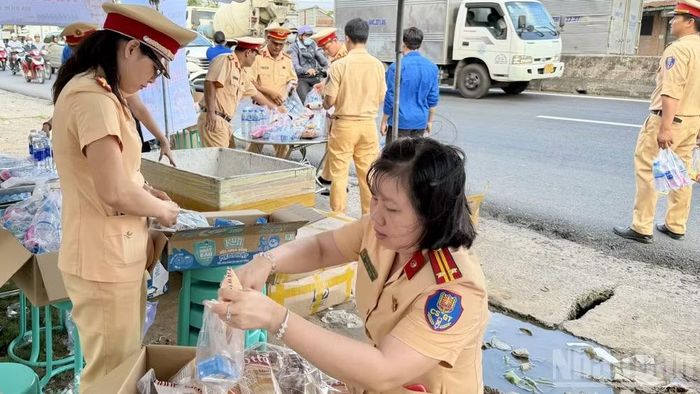 Lực lượng Cảnh sát giao thông (Công an tỉnh Đồng Tháp) chuẩn bị các phần quà để tặng cho người dân về quê nghỉ lễ.
