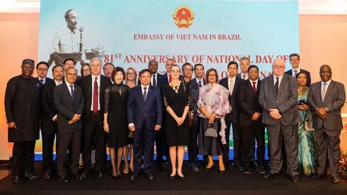 Đại sứ Bùi Văn Nghị chụp ảnh kỷ niệm cùng các đại biểu quốc tế tham dự lễ kỷ niệm. (Ảnh: Đại sứ quán Việt Nam tại Brazil cung cấp)