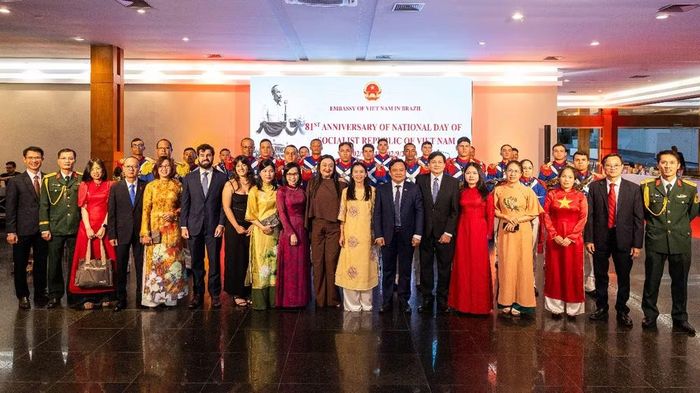 Đại sứ Bùi Văn Nghị và cán bộ Đại sứ quán Việt Nam tại Lễ kỷ niệm 81 năm Quốc khánh Việt Nam tại Brazil.(Ảnh: Đại sứ quán Việt Nam tại Brazil cung cấp)