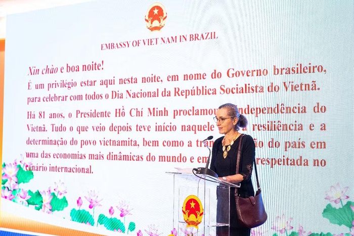 Thay mặt Chính phủ Brazil, Đại sứ Susan Kleebank, Thứ trưởng Ngoại giao Brazil chuyển lời chúc mừng của Bộ trưởng Ngoại giao Mauro Vieira tới Chính phủ và nhân dân Việt Nam nhân dịp Quốc khánh. (Ảnh: Đại sứ quán Việt Nam tại Brazil cung cấp)