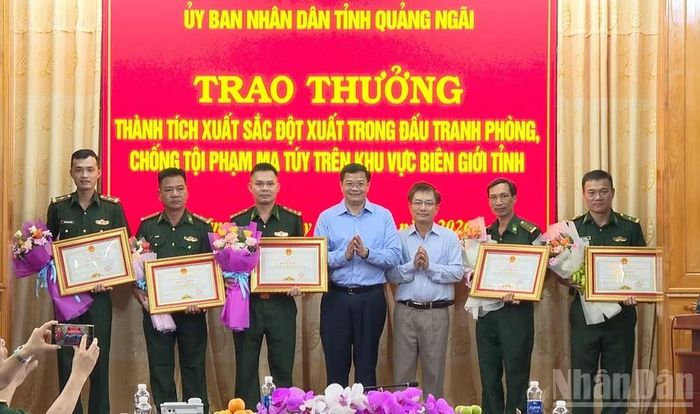 Lãnh đạo Ủy ban nhân dân tỉnh Quảng Ngãi trao Bằng khen cho các cá nhân có thành tích xuất sắc trong vụ bắt giữ các đối tượng vận chuyển trái phép hơn 28,5kg ma túy tại địa bàn xã biên giới Dục Nông. (Ảnh: HIỂN CỪ)
