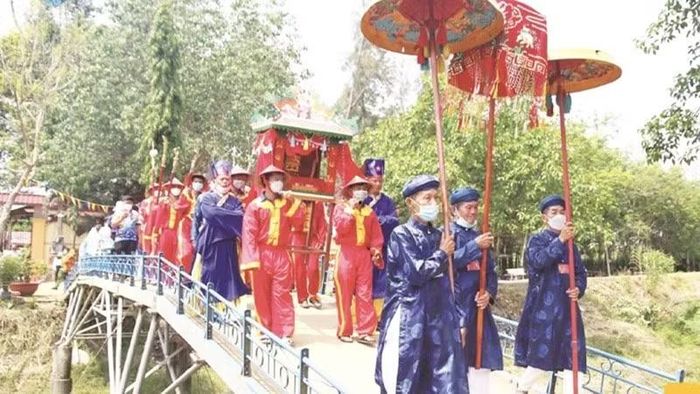 Lễ giỗ Quan lớn Trà Vong thu hút đông đảo người dân tham gia. (Ảnh: Xã Trà Vong cung cấp)