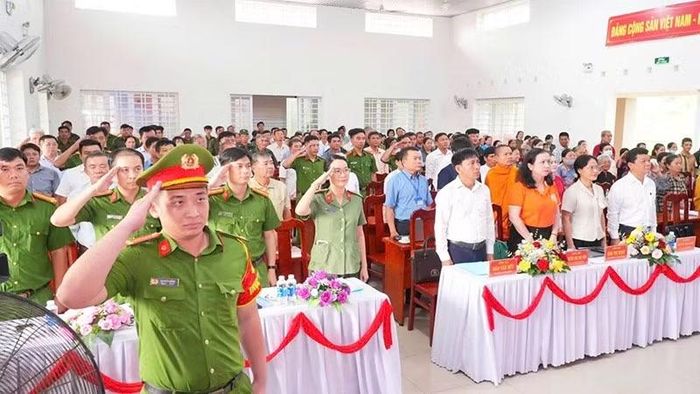 Chào cờ tại xã Trà Vong. (Ảnh: xã Trà Vong cung cấp)