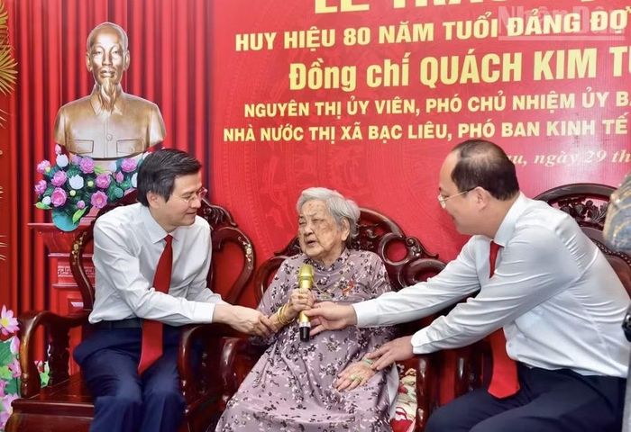 Đồng chí Quách Kim Tuyến, ở phường Bạc Liêu, tỉnh Cà Mau, bày tỏ niềm vui được tặng Huy hiệu 80 năm tuổi Đảng. (Ảnh: PV).