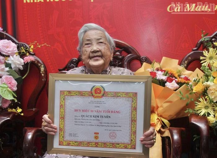 Đồng chí Quách Kim Tuyến phát biểu cảm tưởng tại buổi nhận Huy hiệu 80 năm tuổi Đảng. (Ảnh: PV)