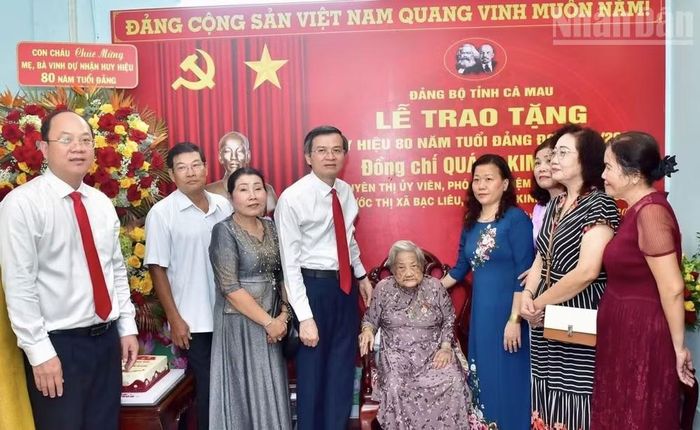  Lãnh đạo Trung ương và tỉnh Cà Mau chụp ảnh lưu niệm cùng gia đình đồng chí Quách Kim Tuyến. ﻿(Ảnh: PV) 