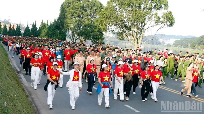 Những bước chân trong chương trình "Cùng Việt Nam tiến bước" năm 2025 trên cung đường đi bộ lãng mạn bậc nhất Việt Nam-quanh hồ Xuân Hương xứ ngàn hoa Đà Lạt. (Ảnh: Mai Văn Bảo)