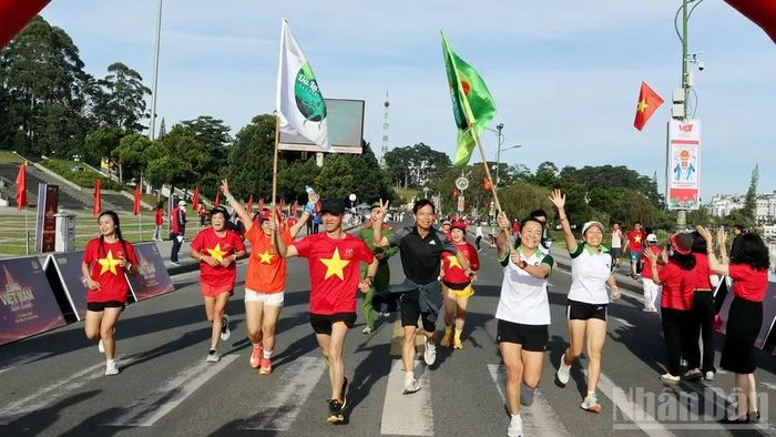 Những bước chân góp phần tích lũy vào hành trình “10 tỷ bước xanh - Vì Việt Nam vững bền”. (Ảnh: Mai Văn Bảo)