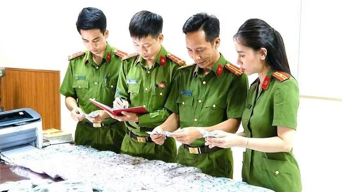 Công an xem xét, kê biên tang vật vụ án. (Ảnh: Công an Thanh Hóa)