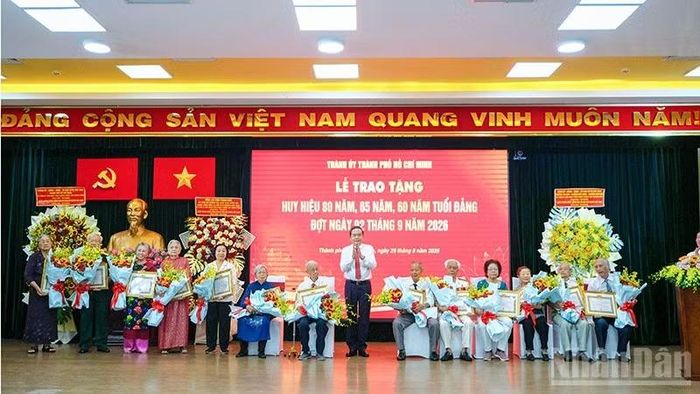 Chủ tịch Quốc hội Trần Thanh Mẫn chúc mừng các đảng viên nhận Huy hiệu 65 năm, 60 năm tuổi Đảng. (Ảnh: Thế Anh)