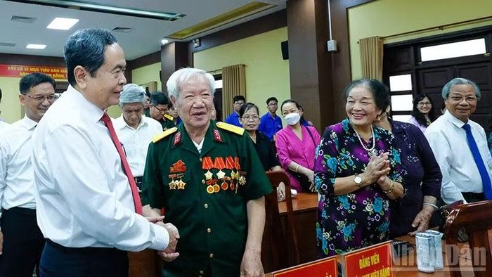 Chủ tịch Quốc hội Trần Thanh Mẫn hỏi thăm các đảng viên lão thành tại buổi lễ. (Ảnh: Thế Anh)