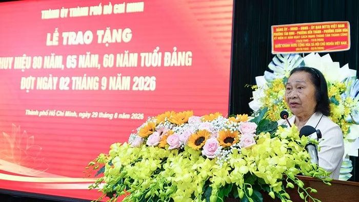 Đồng chí Trần Thị Xuân Lượng, đảng viên nhận Huy hiệu 60 năm tuổi Đảng phát biểu tại buổi lễ. (Ảnh: Thế Anh)