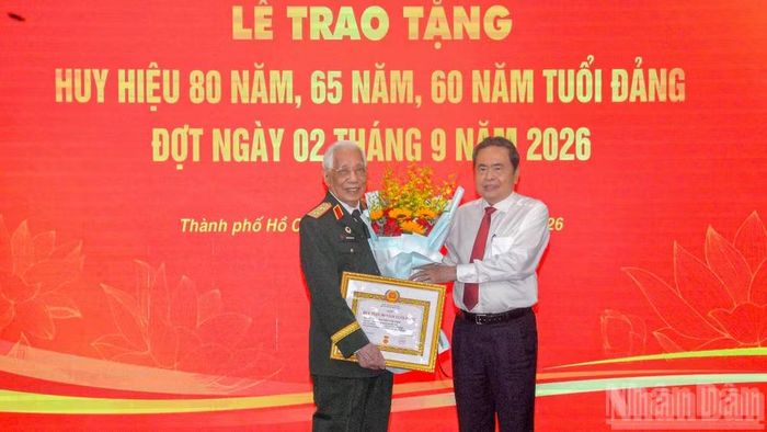 Chủ tịch Quốc hội Trần Thanh Mẫn chúc mừng đồng chí Nguyễn Văn Thái nhận Huy hiệu 80 năm tuổi Đảng. (Ảnh: Thế Anh)