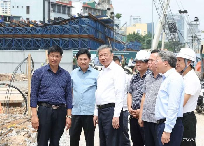 Tổng Bí thư, Chủ tịch nước Tô Lâm đi kiểm tra thực địa tại Dự án đầu tư xây dựng đường Vành đai 1 (đoạn Hoàng Cầu-Voi Phục). (Ảnh: TTXVN)