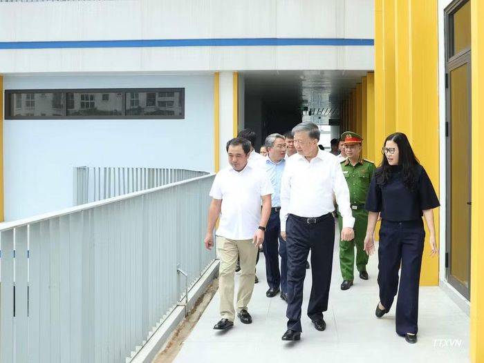 Tổng Bí thư, Chủ tịch nước Tô Lâm kiểm tra cơ sở vật chất chuẩn bị cho năm học mới tại Trường THPT Hoàng Quán Chi, phường Yên Hoà. (Ảnh: TTXVN)