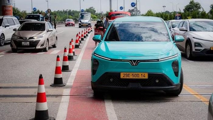 Phương tiện trong khu vực cảng hàng không được phân luồng, phân làn hợp lý, khá trật tự ngăn nắp. (Ảnh: PHAN CÔNG)
