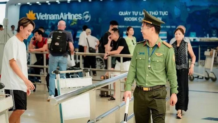 Lực lượng an ninh được huy động ở mức cao để giữ trật tự trong những ngày nghỉ Tết. (Ảnh: PHAN CÔNG)
