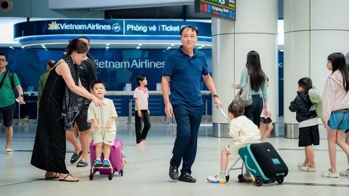 Hành khách chuẩn bị làm thủ tục hàng không tại Cảng Hàng không quốc tế Nội Bài. (Ảnh: PHAN CÔNG)