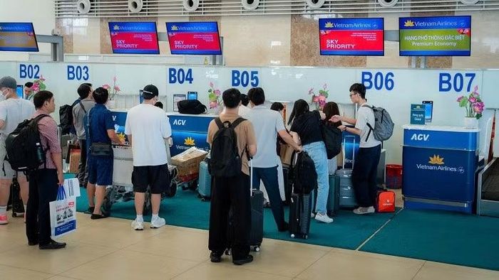 Hành khách làm thủ tục bay. (Ảnh: PHAN CÔNG)
