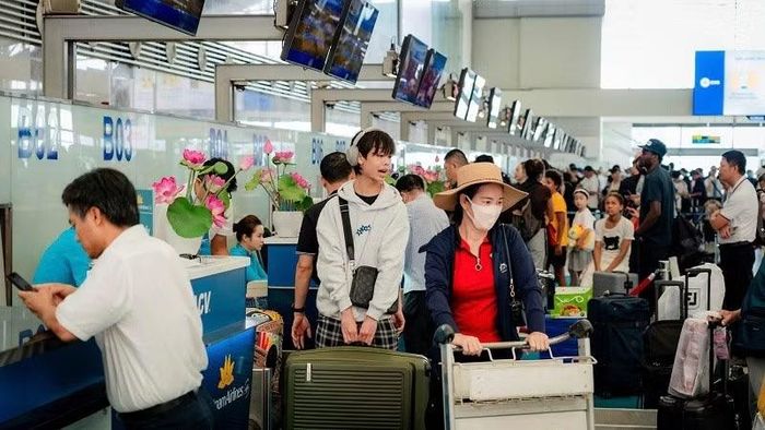Hành khách làm thủ tục bay tăng cao, liên tục các giờ cao điểm từ 6 đến 21 giờ. (Ảnh: PHAN CÔNG)