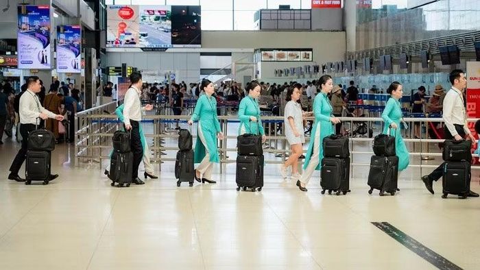 Đội ngũ tiếp viên, tổ lái chuẩn bị thực hiện nhiệm vụ. (Ảnh: PHAN CÔNG)