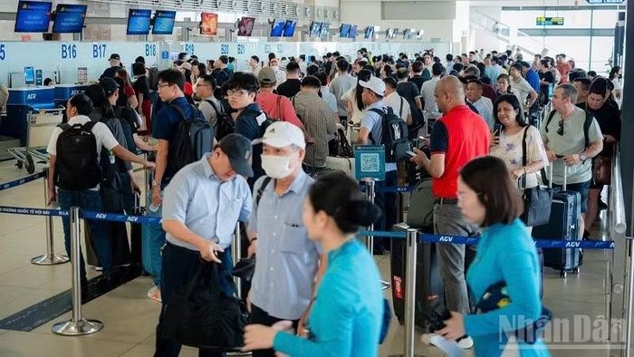 Hành khách làm thủ tục hàng không tại Cảng Hàng không quốc tế Nội Bài ngày 29/8. (Ảnh: PHAN CÔNG)