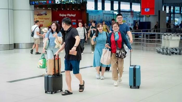 Hành khách lên sân bay làm thủ tục hàng không. (Ảnh: PHAN CÔNG)