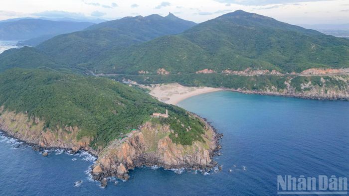 Mũi Đại Lãnh (tỉnh Đắk Lắk) hiên ngang vươn mình ra biển lớn - là một trong những điểm đón ánh bình minh đầu tiên trên đất liền Việt Nam.