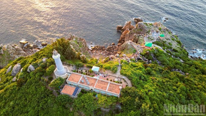 Dưới ánh nắng rực rỡ của những giây phút đầu ngày, nét rêu phong thô mộc của đá hòa quyện hoàn hảo với sắc xanh trong vắt của mây trời bao la, tạo nên một bức tranh kiến trúc - thiên nhiên tráng lệ.